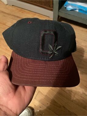 New Era Black and Brown Two-Tone Baseball Cap with Embroidered Leaf